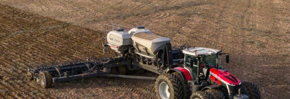 Trator MF 9S e plantadeira Momentum da Massey Fergusson