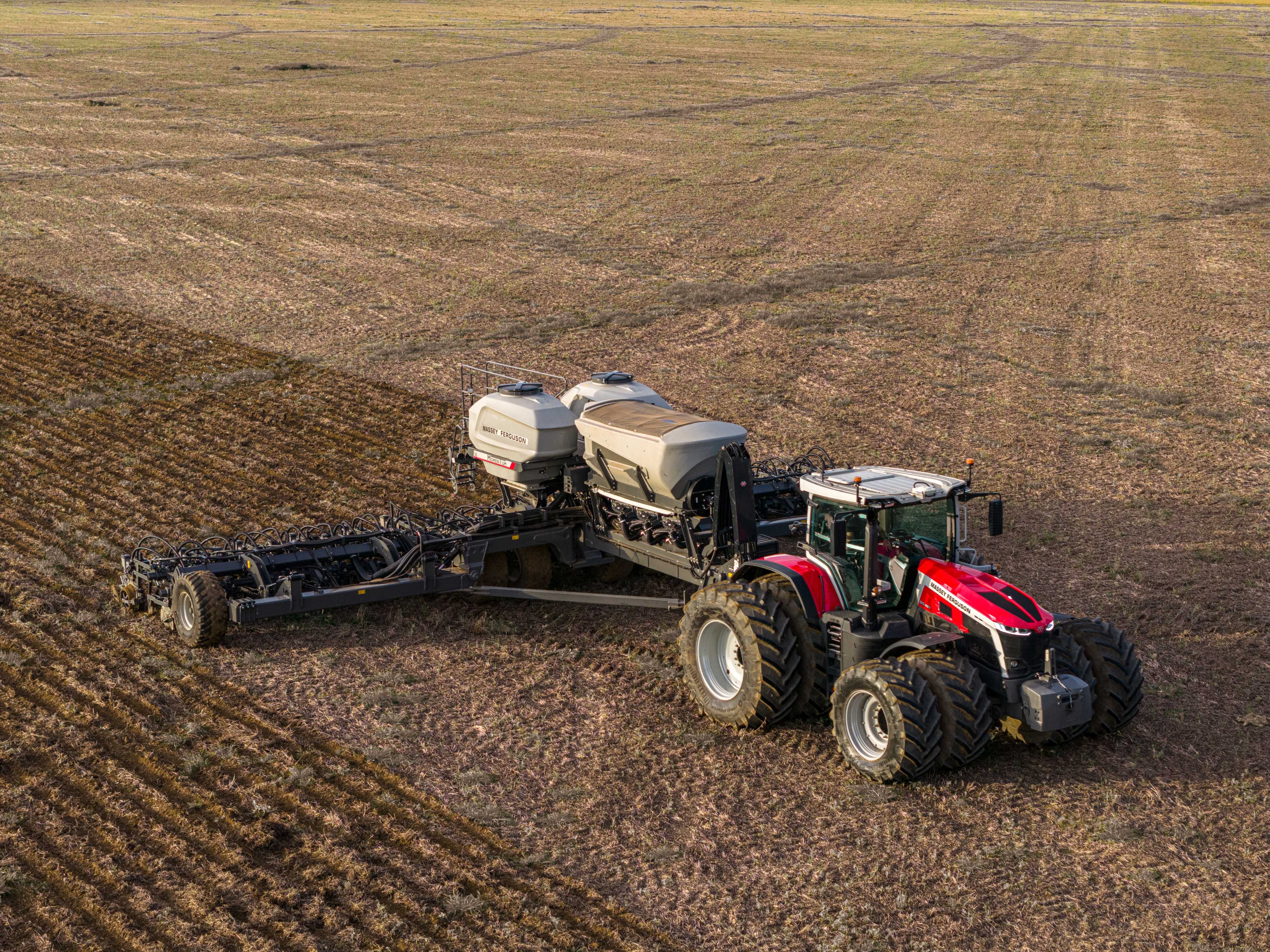 Trator MF 9S e plantadeira Momentum da Massey Fergusson