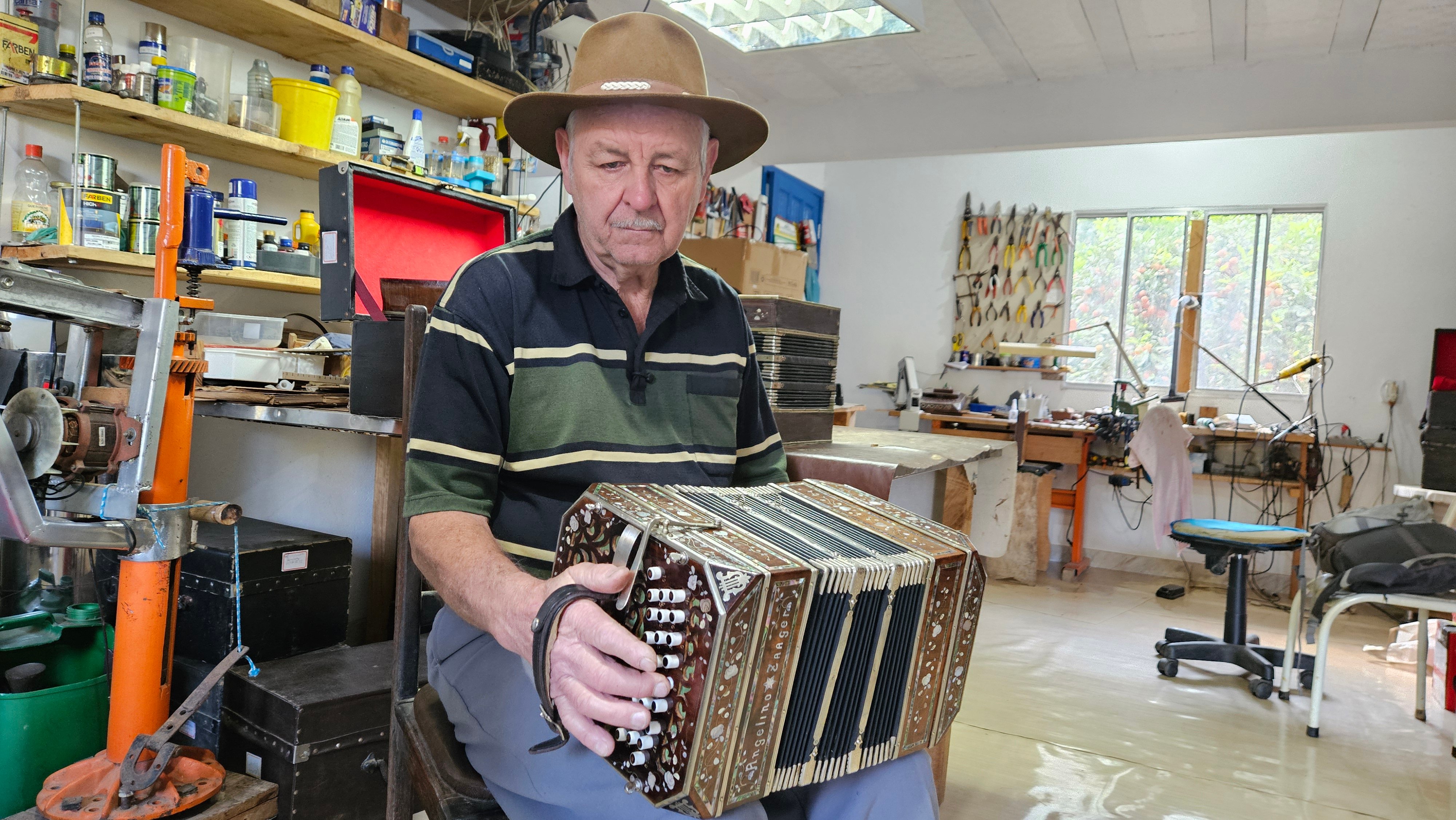 seu Angelino tocando uma concertina