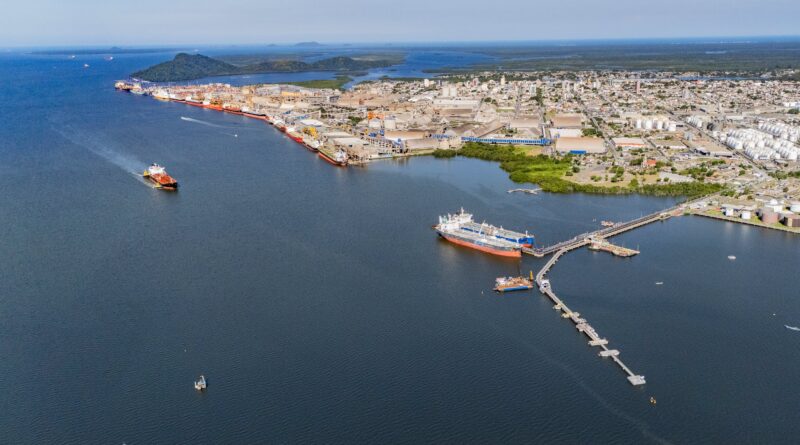 Imagem de dois navios navegando