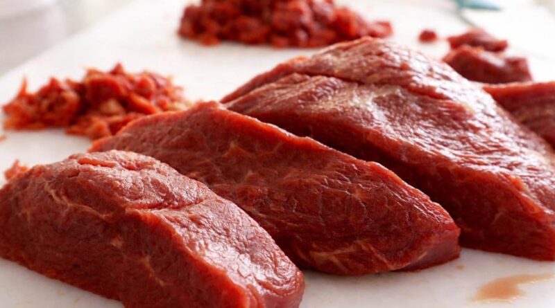 pedaços de carne bovina