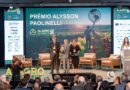 Homenagem entregue à viúva de Alysson Paolinelli