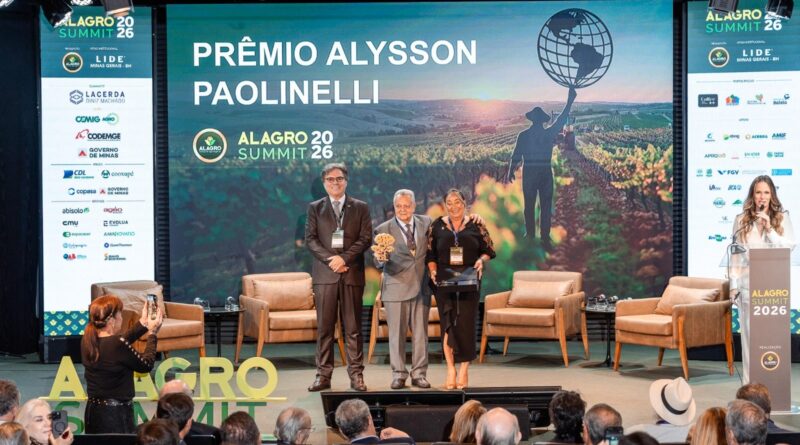 Homenagem entregue à viúva de Alysson Paolinelli