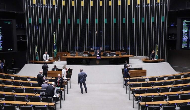 Sessão deliberativa no Plenário da Câmara