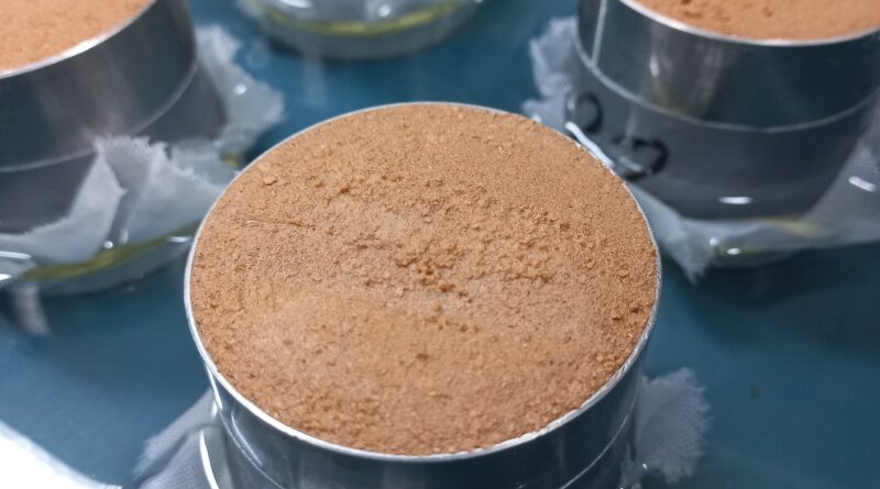 Amostras dos ciclos de umedecimento e secagem sendo preparadas para o equilíbrio hídrico e ensaio de resistência à penetração