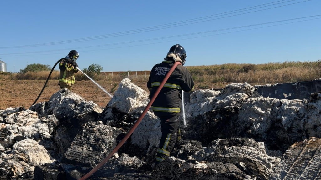 Oeste da Bahia: incêndio em caminhão que transportava algodão na BR-020