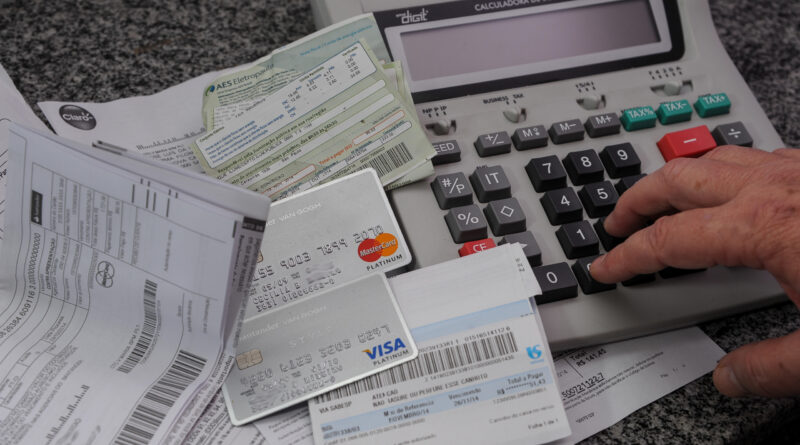 calculando impostos e dívidas