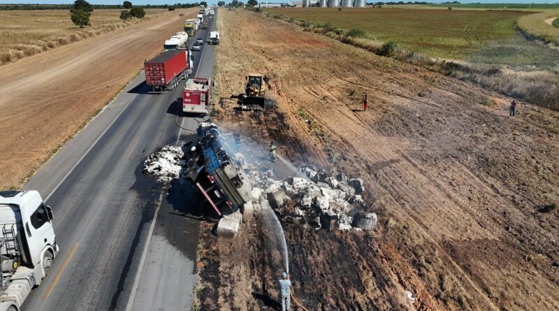 incêndio em caminhão que transportava algodão na BR-020