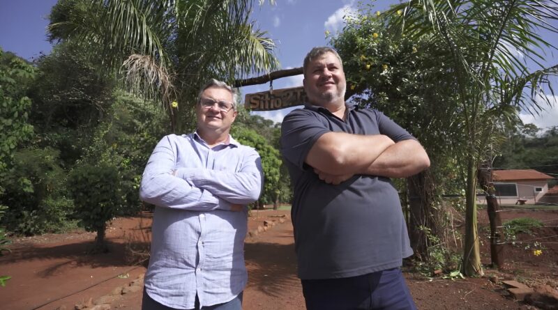 Irmãos desistem da aposentadoria para salvar legado da família e lucram com a criação de frangos