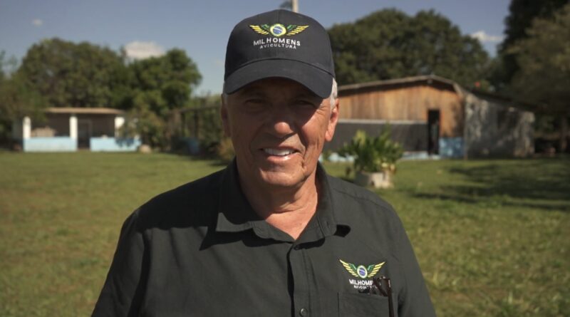 Após 30 anos como piloto de avião, produtor comanda hoje granja com 280 mil frangos