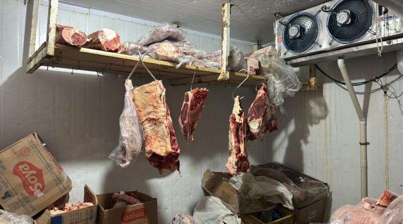 Fiscalização apreende 2,2 toneladas de alimentos impróprios em mercados e açougue no RS