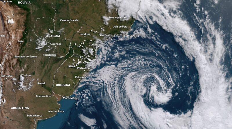 Ciclone ganha força no oceano e aumenta risco de temporais