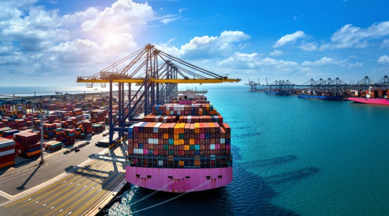Imagem mostra navio cargueiro; agronegócio, exportações, exportação do agro