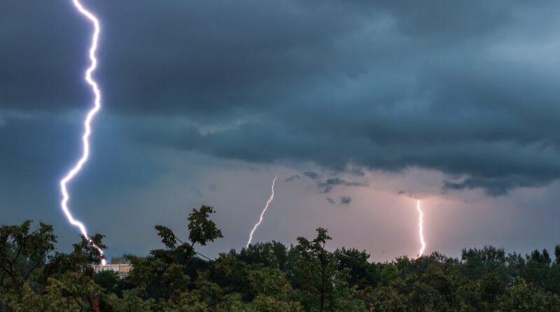 Chuva forte, relâmpago no céu, temporais, tempestade