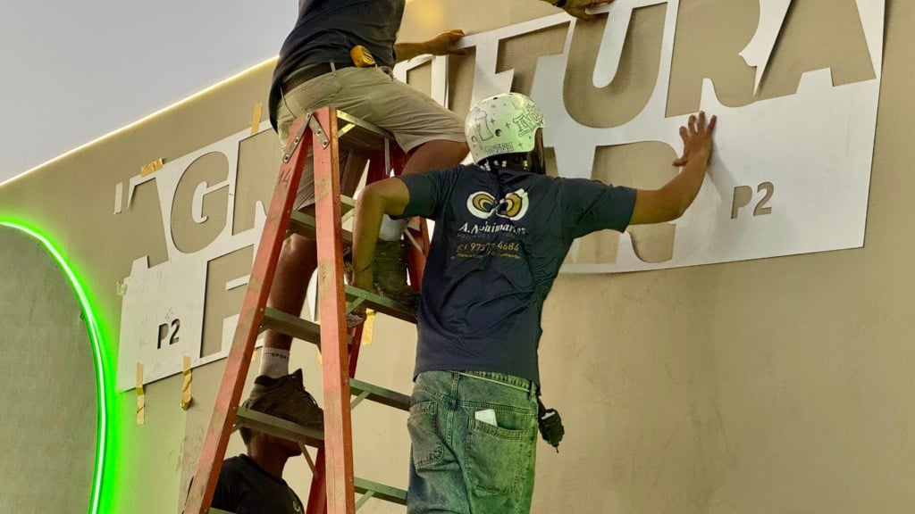 Equipes oreparacionais trabalhando na montagem do pavilhão da agricultura familiar na Barra AgroShow 2026
