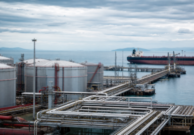 Petróleo fecha em leve alta com Oriente Médio e estoques dos EUA no radar